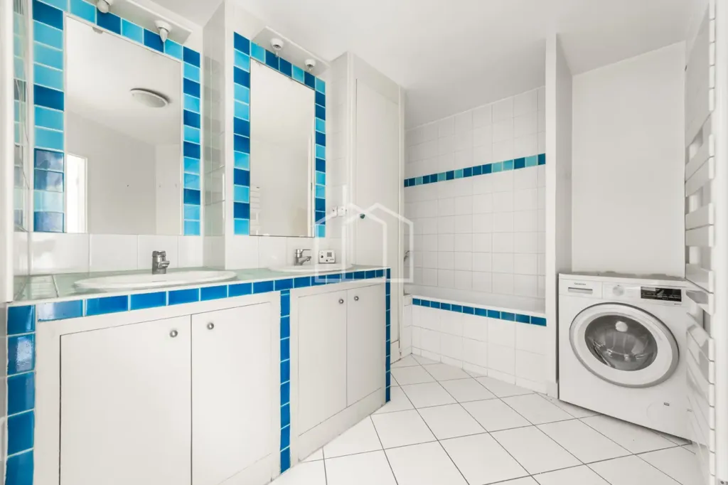 Bathrooms - 5-Piece Apartment with Balcony in Suresnes Centre