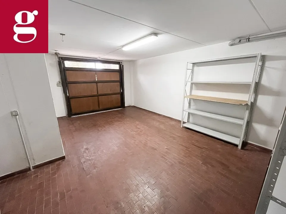 Garage - Villa with Balcony in Cusago