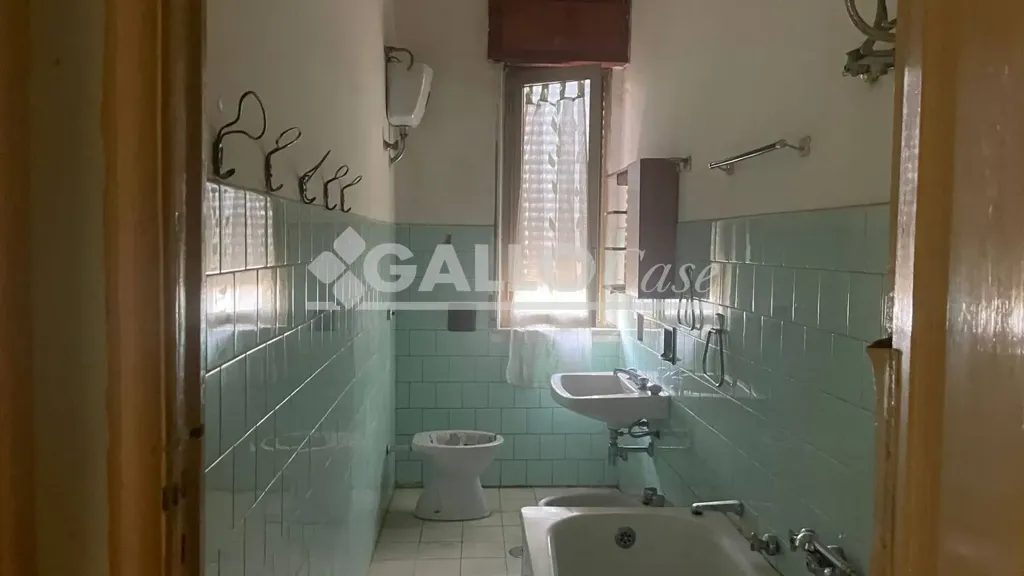 Salles de bain - Three-Bedroom Apartment with Attic in Cosenza