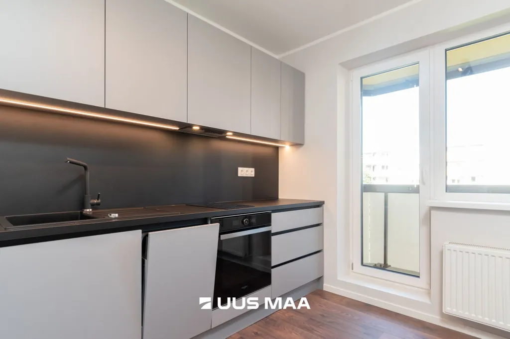 Cucina - Renovated Apartment with Balcony in Loo