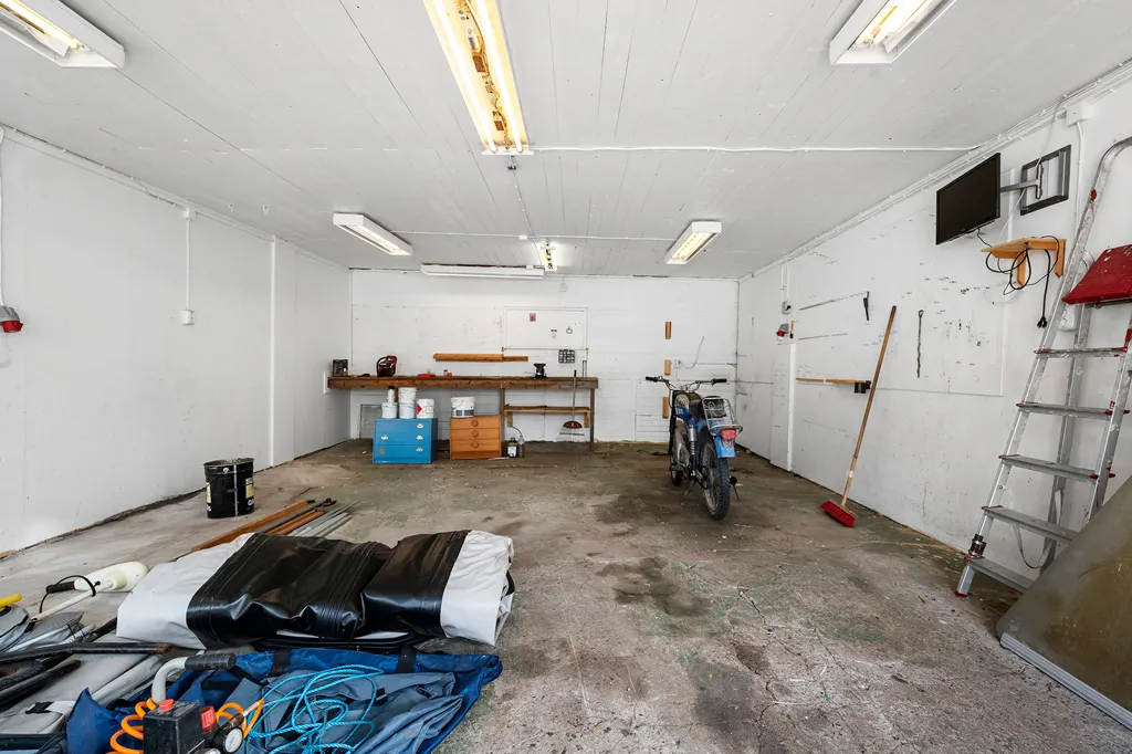 Garage - Charming Detached House with Garden in Holmträsk