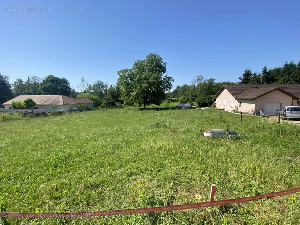 Aed - 868 m² South-Facing Plot in Brangues