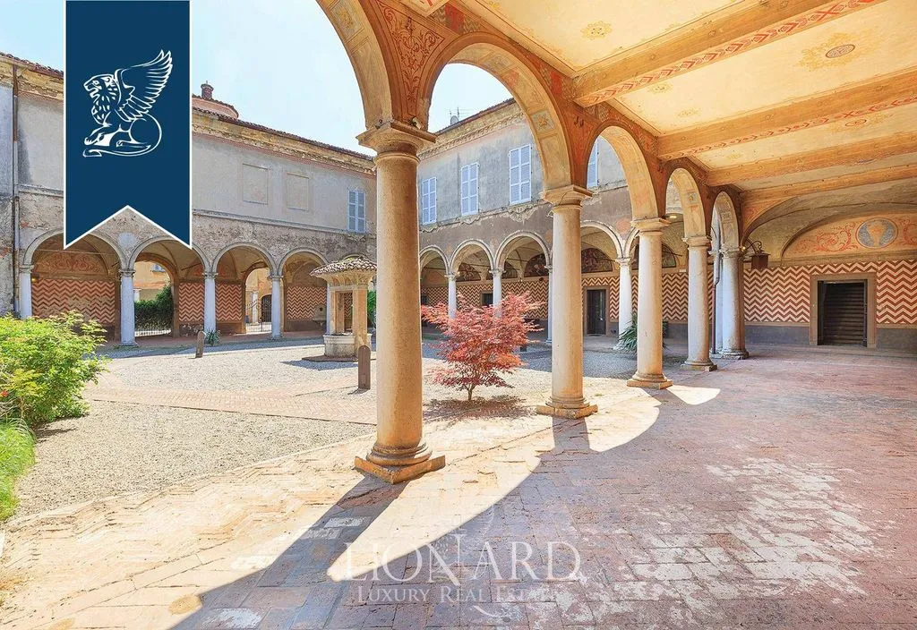 Giardino - 15th-Century Palace with Tower in Lombardy