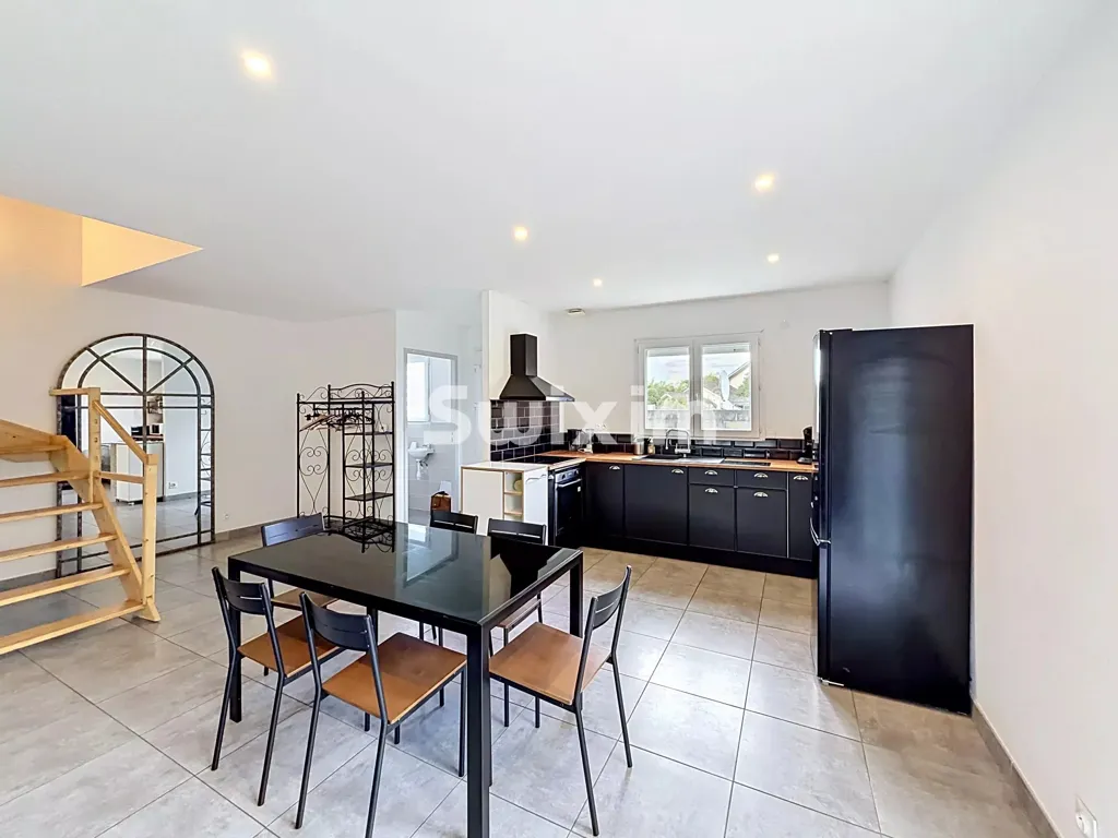 Cuisine - Maison contemporaine avec jardin à Canéjan