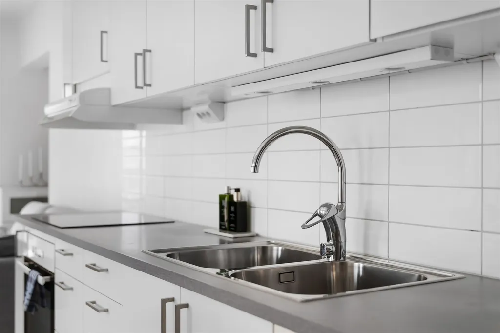 Cuisine - Modern 2-Bedroom with Balcony in City Centre