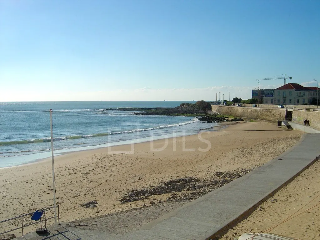 Exterior - Contemporary Apartment with Balcony in Carcavelos