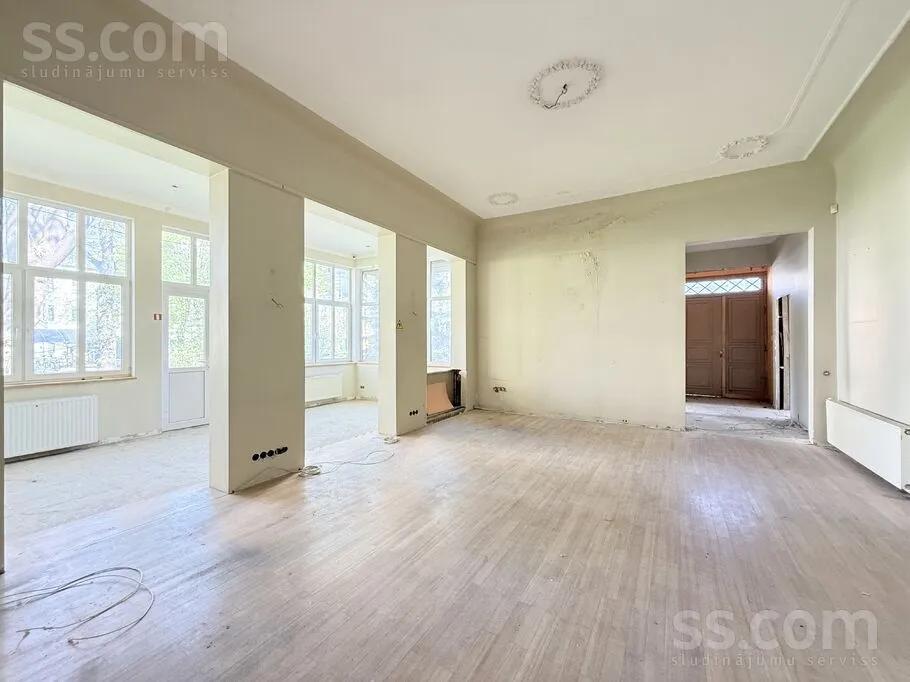 Elutuba - 6-Bedroom Apartment with Private Parking in Riga Centre