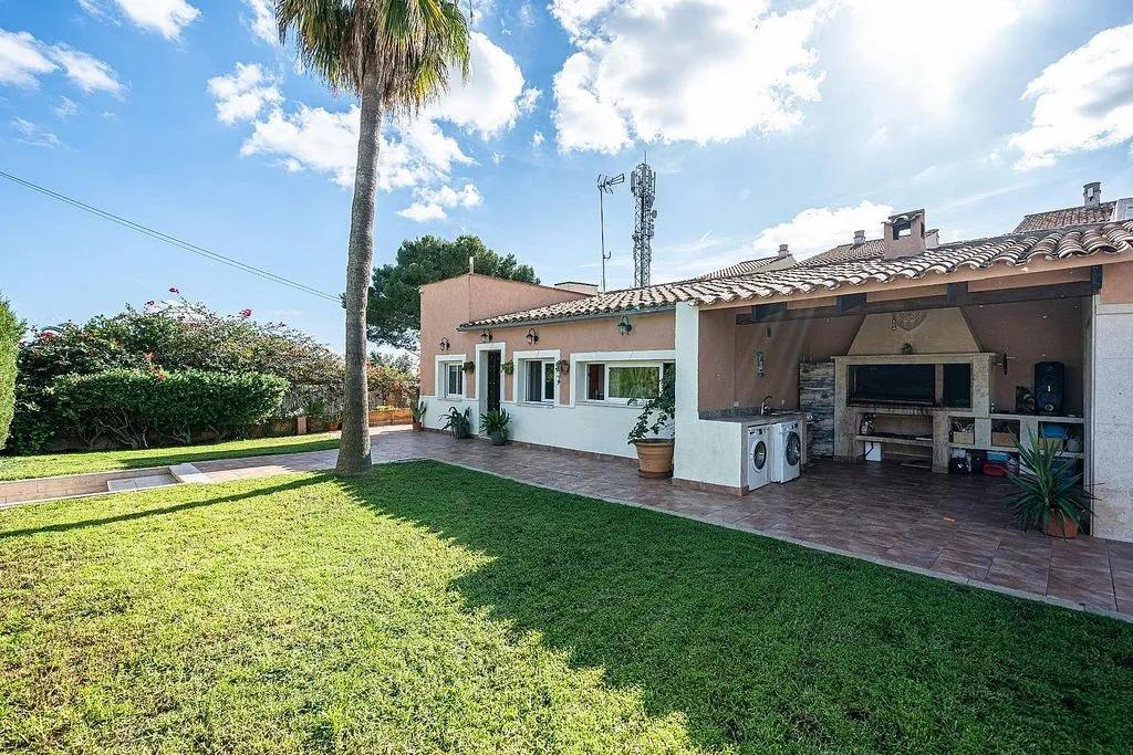 Terrace - Chalet with Pool and Terrace in Cala Romántica