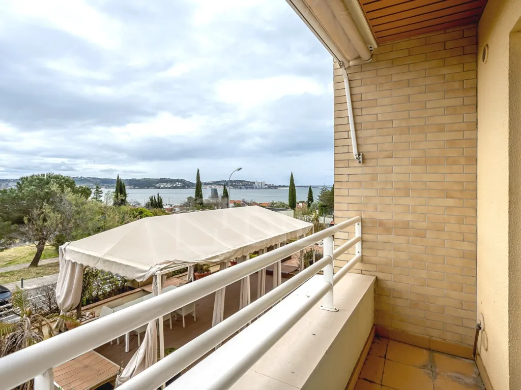 Rõdu - Duplex Apartment with River View in Algés