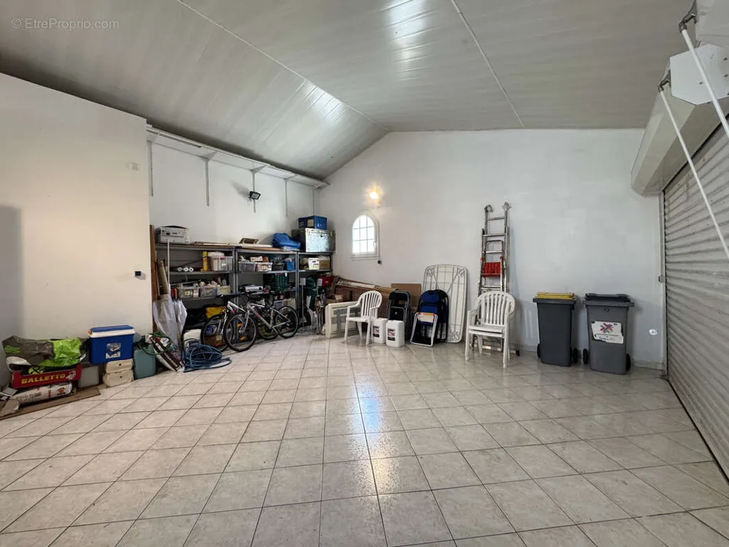 Garage - Villa avec Piscine dans un Secteur Calme à La Grande-Motte