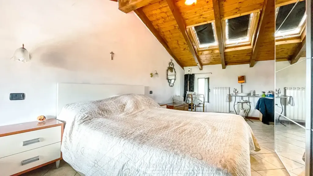 Bedrooms - Semi-detached House with Garden in Momo