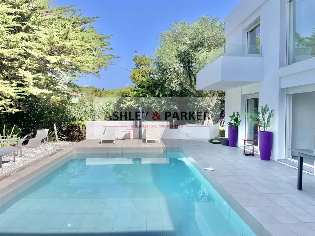 Piscina - Contemporary Villa with Sea View in Le Cannet