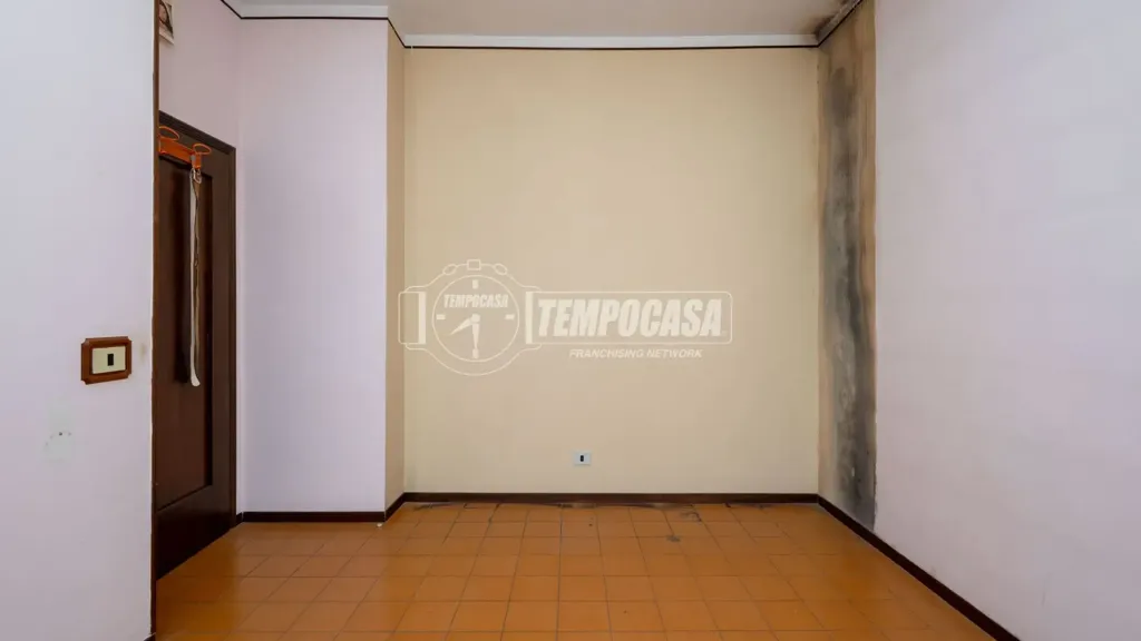 Esik - Apartment with Balcony in Sassuolo