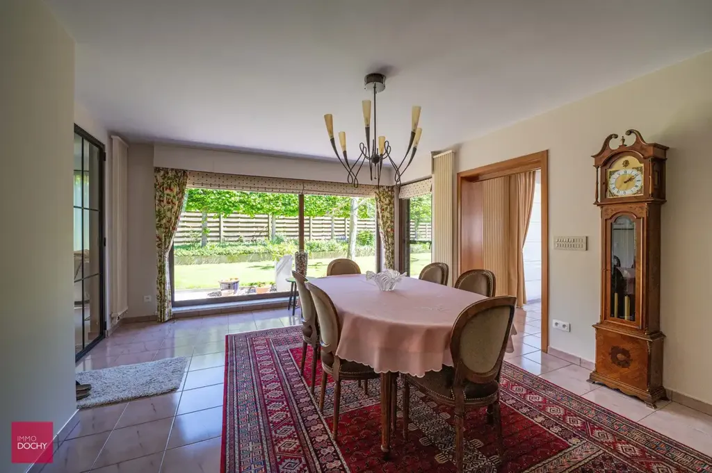 Söögituba - Spacious Villa with Indoor Pool in Suburb