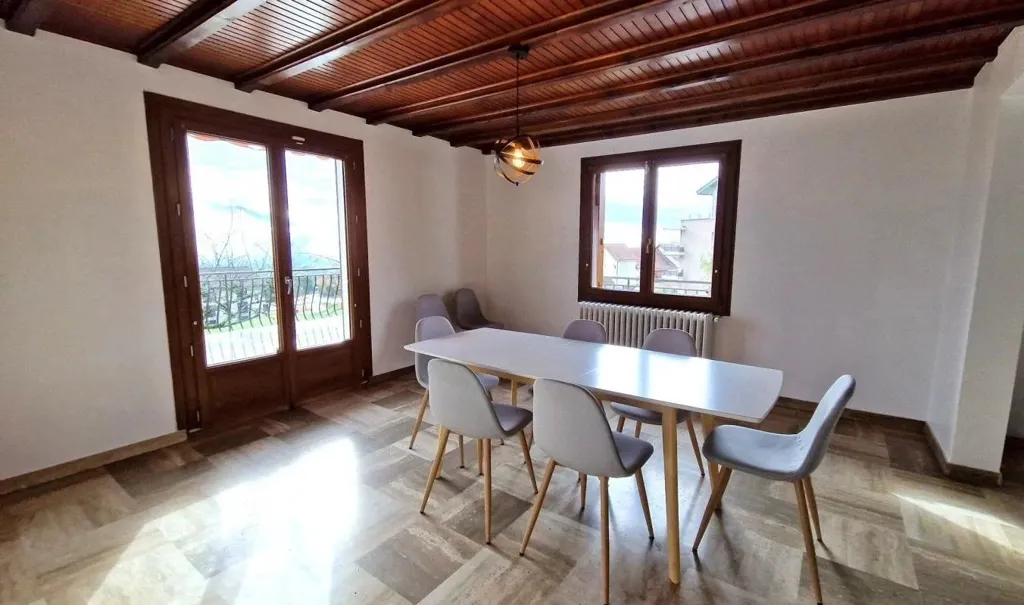 Söögituba - Spacious Apartment with Mountain View in Groisy