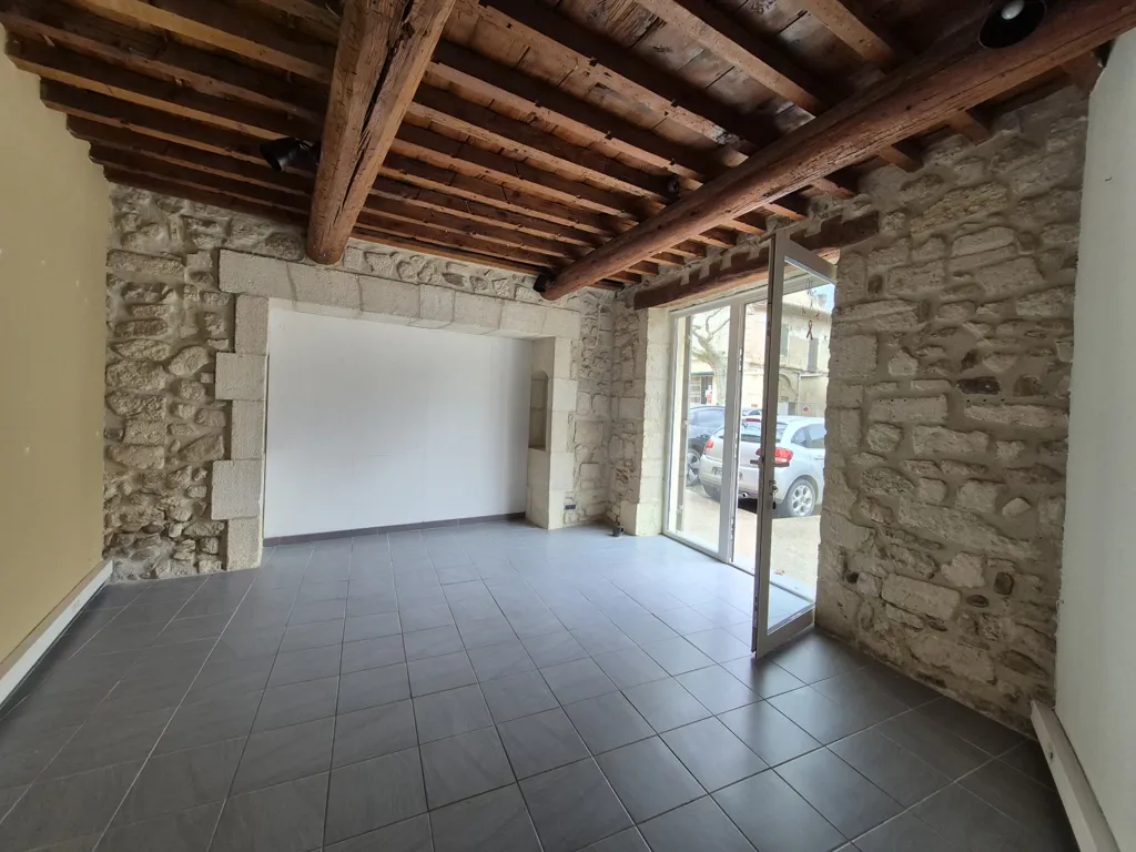 Pièces - Immeuble avec Appartements et Local Commercial à Eyragues