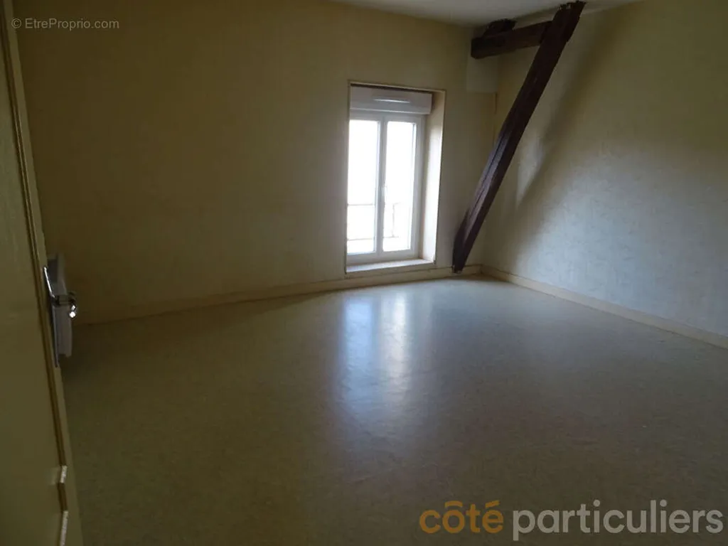 Pièces - Maison avec Cour et Dépendances à Lignières