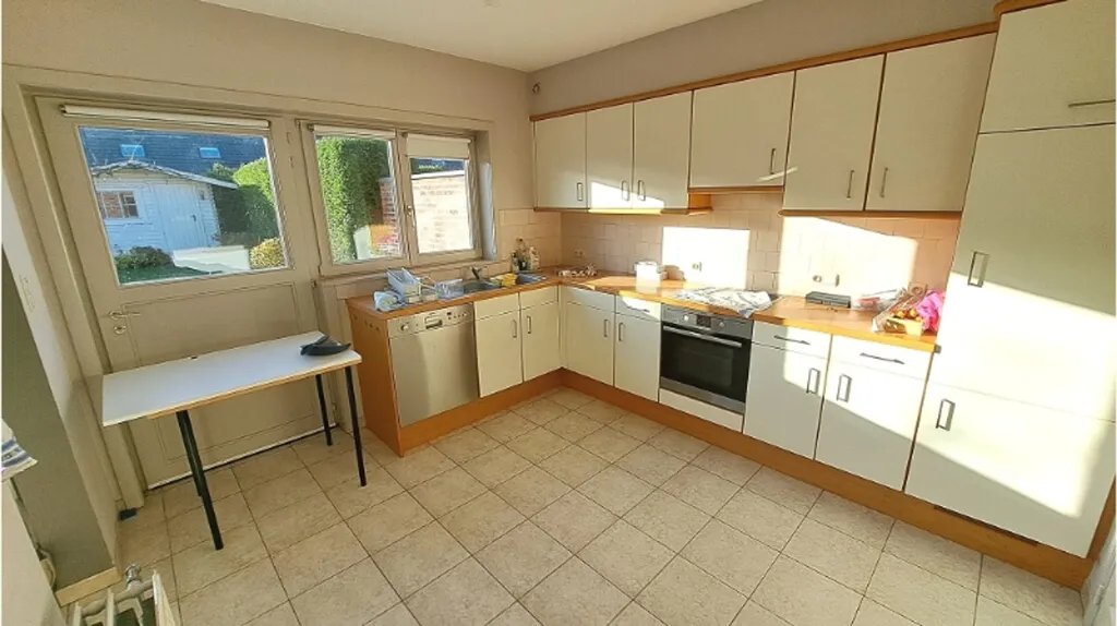 Köök - Spacious 3-Bedroom House with Garden in Dudzele