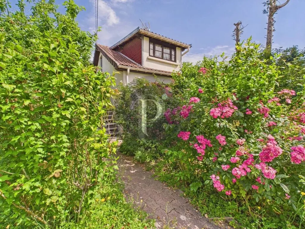 Jardin - Maison avec Jardin et Garage dans le Quartier du Golf à Igny