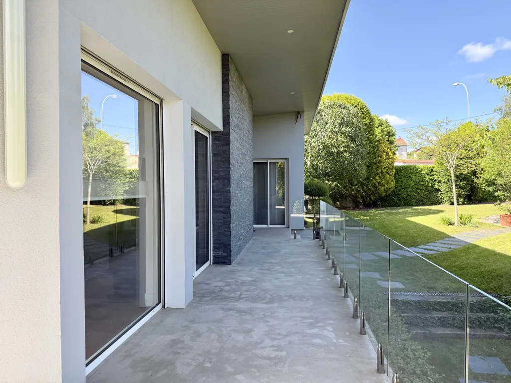 Terrazza - Architect-Designed House in Chauffailles Town Centre