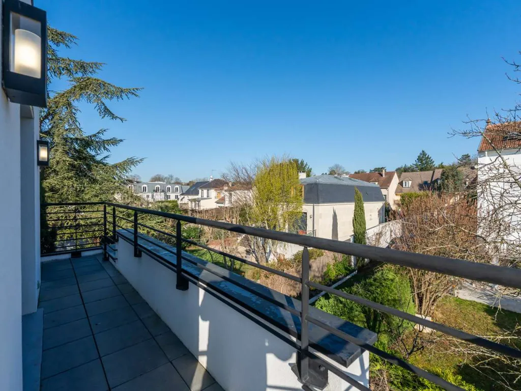 Rõdu - Architect-Designed Home with Garden in Saint-Cloud