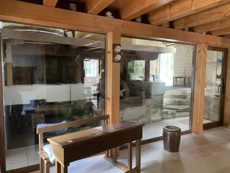 Séjour - Moulin Rénové avec Piscine et Parc près de Niort