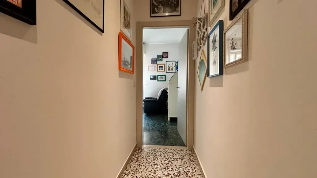 Esik - Rustic-Style Apartment with Balcony in Florence
