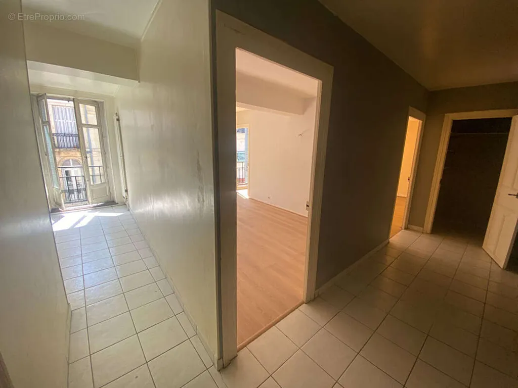 Entrée - Appartement à Rénover avec Balcon à Dijon