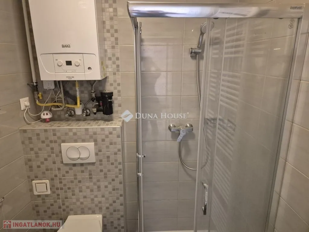 Salles de bain - Modern Flat with Balcony in Tettye, Pécs