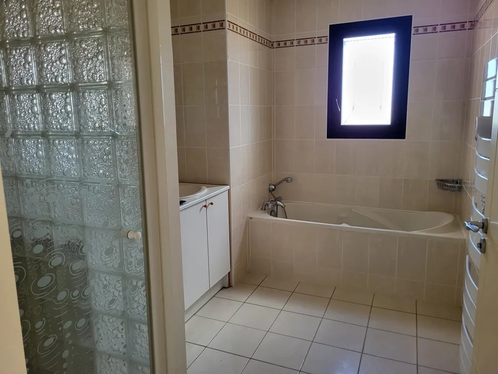 Salles de bain - Maison Économe en Énergie avec Jardin à Verrières