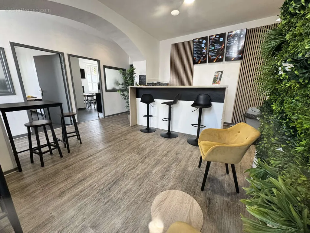Stanze - Commercial Property with Established Tenant in Lyon