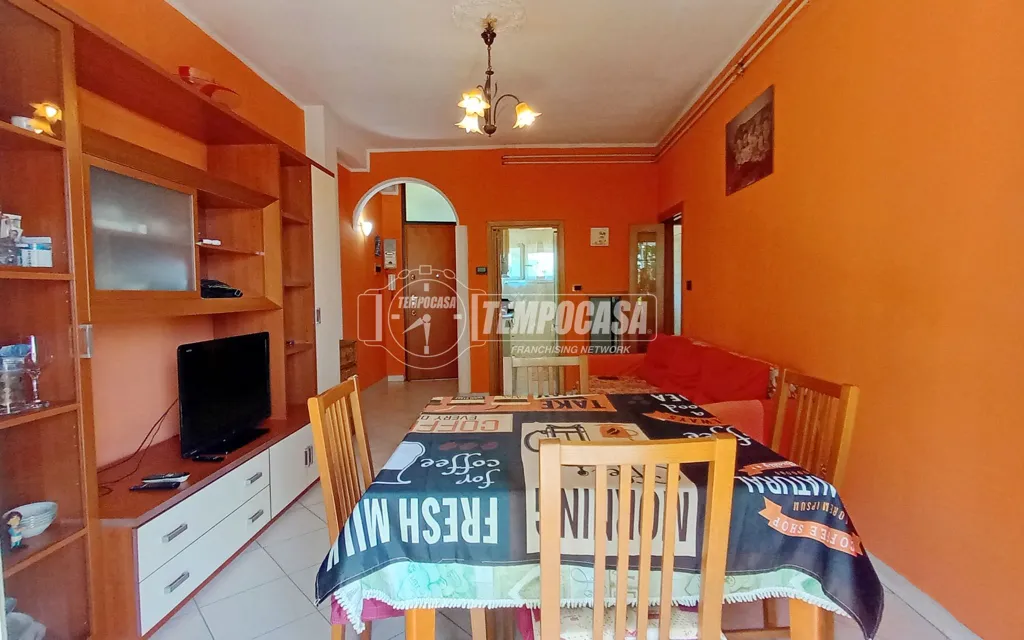 Salle à manger - Spacious 3-Bedroom Apartment in Cesate