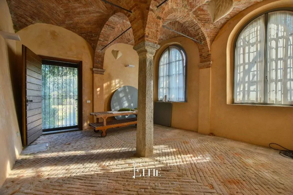 Toad - Historic Villa with Private Garden in Azzate