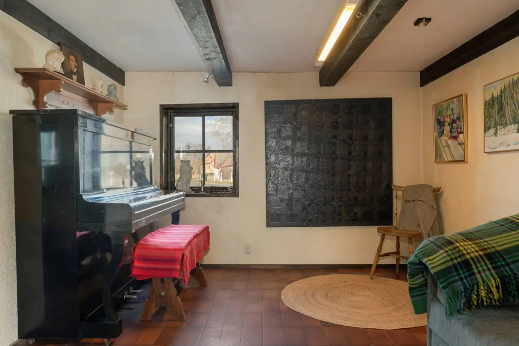 Séjour - Artist's Atelier with Renovation Potential in Ripa