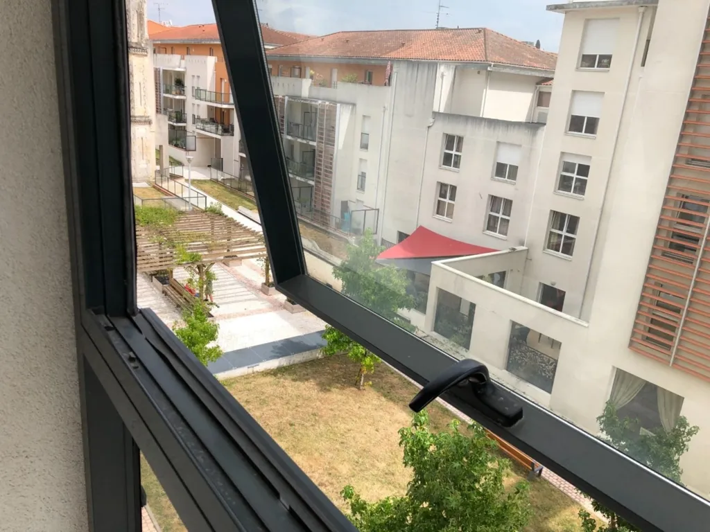 Balcon - Studio Meublé avec Loggia en Hyper Centre de La Roche-sur-Yon