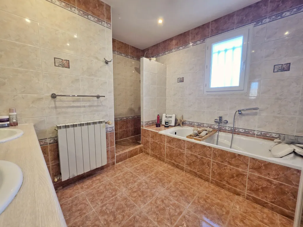 Salles de bain - Maison avec Jardin et Grand Garage à Beaucaire