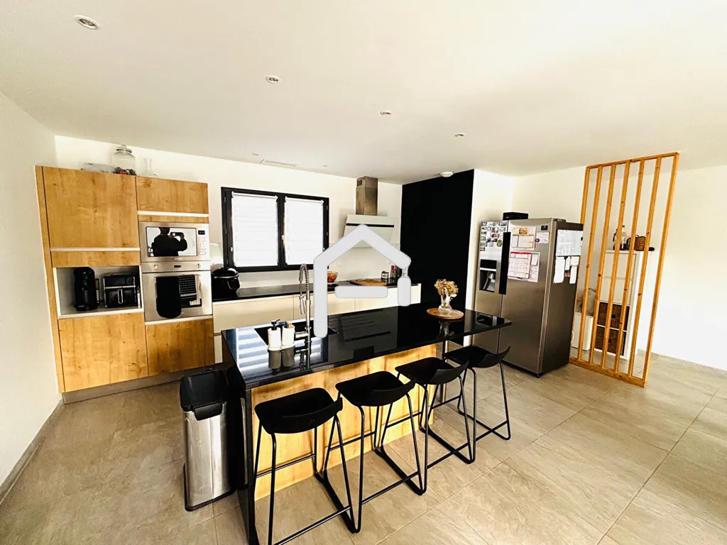 Cuisine - Maison Moderne avec Piscine à Merville