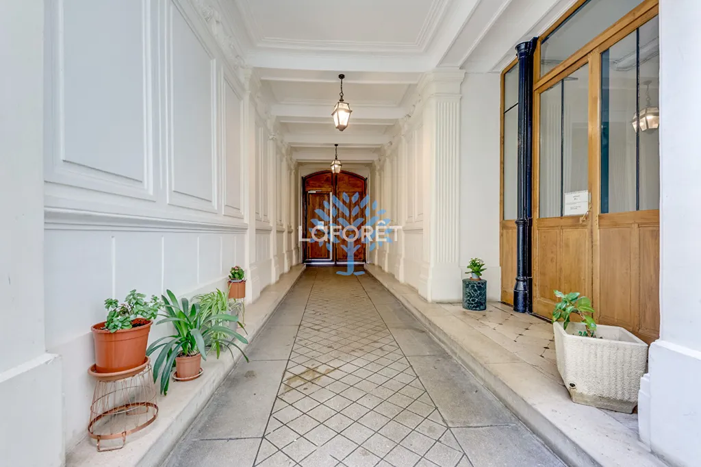 Esik - Haussmannian Flat with Pantheon View in Paris 20th