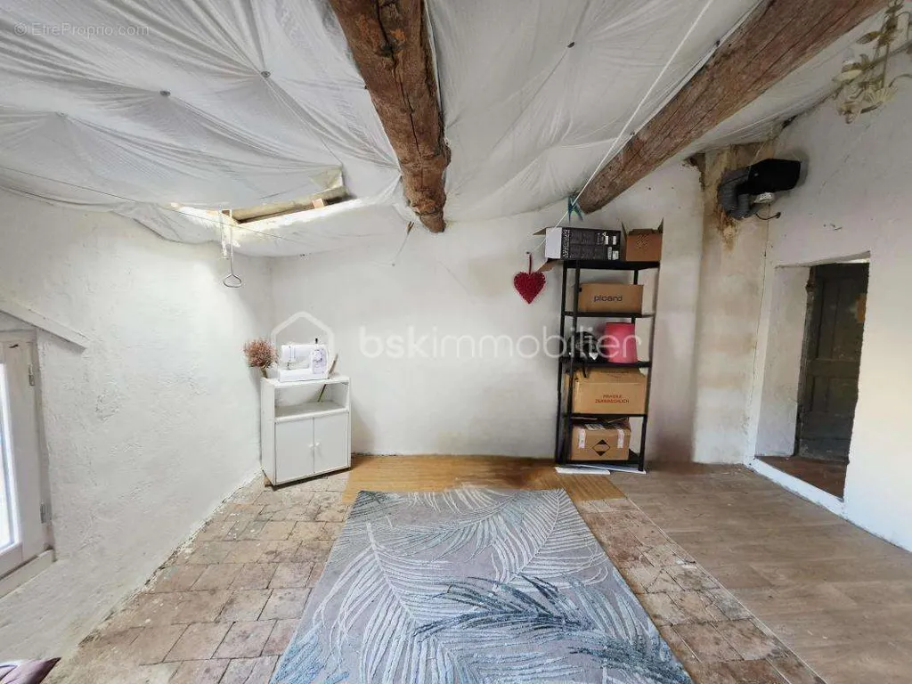 Pièces - Maison de Village Traversante avec 4 Chambres en Centre-Ville