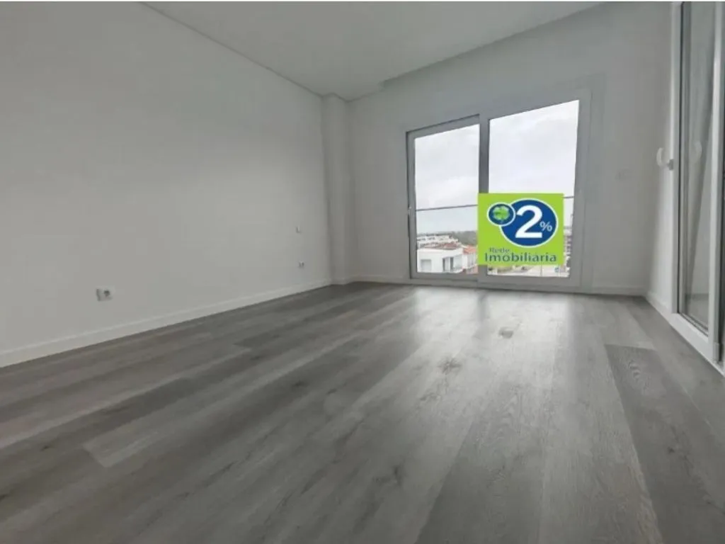 Toad - Luxury Duplex Flat with Parking in Seixal