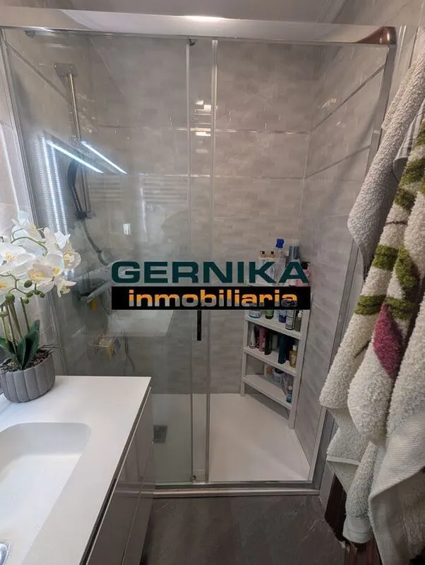 Vannitoad - 3-Bedroom Apartment with Balcony in Gernika-Lumo