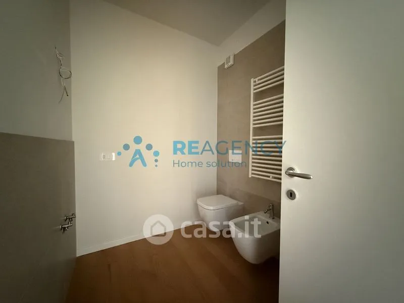 Salles de bain - Newly Built Triplex with Terrace in Creazzo
