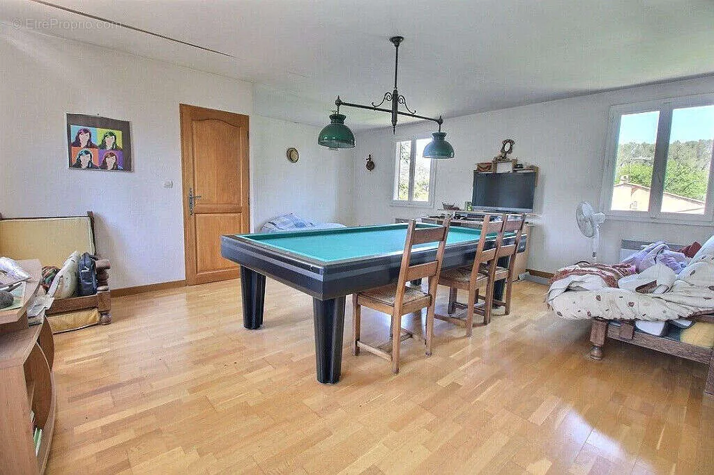 Salle à manger - Maison avec Piscine et Jardin à La Bouverie