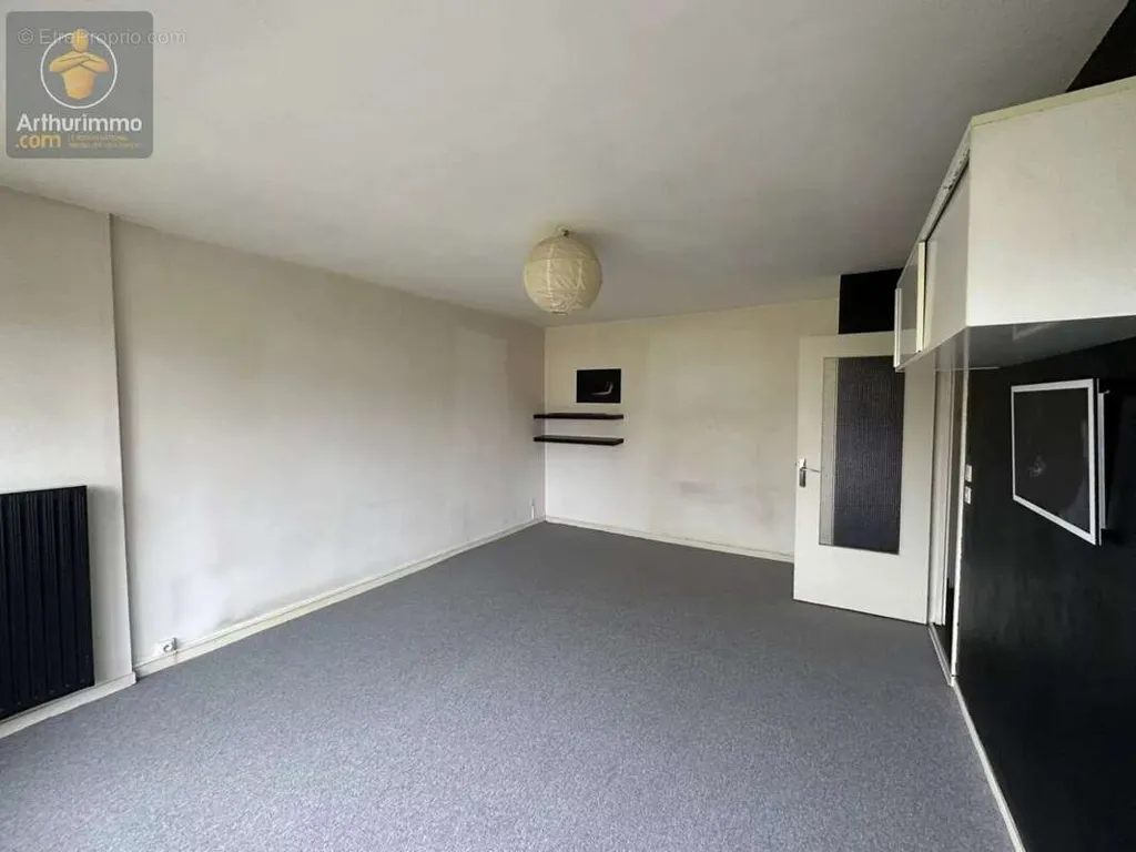 Rooms - 2-Bedroom Apartment with Balcony in Metz