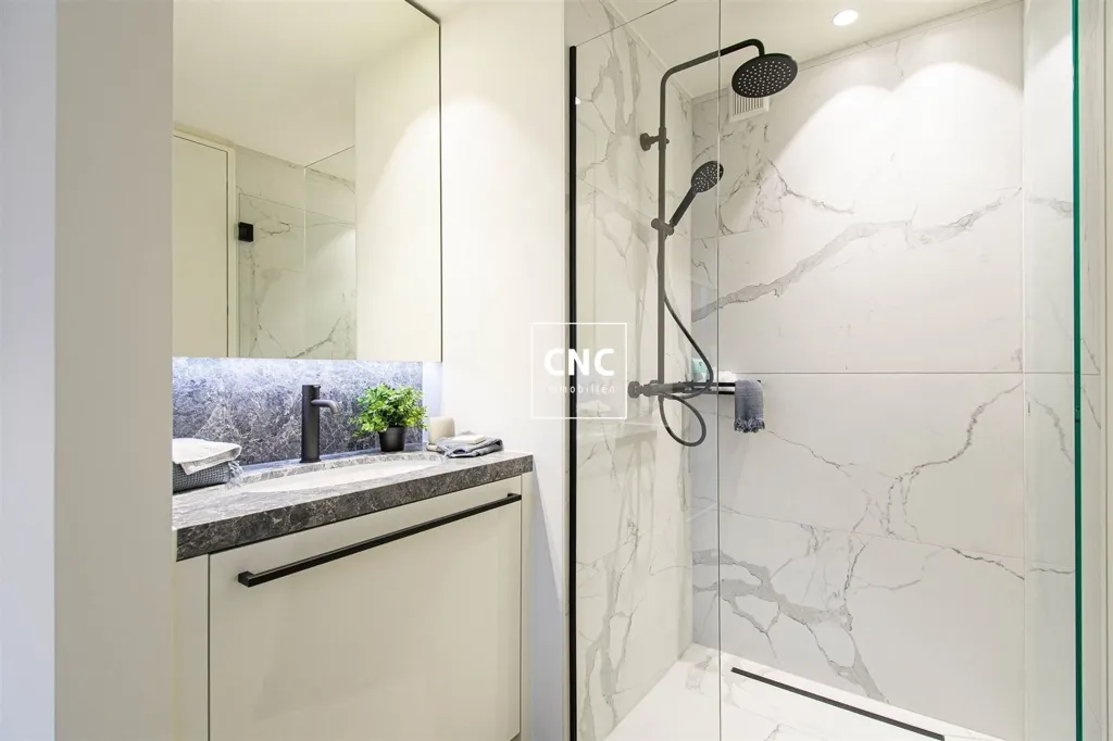 Salles de bain - Penthouse Rénové avec Terrasses Spacieuses près du Front de Mer