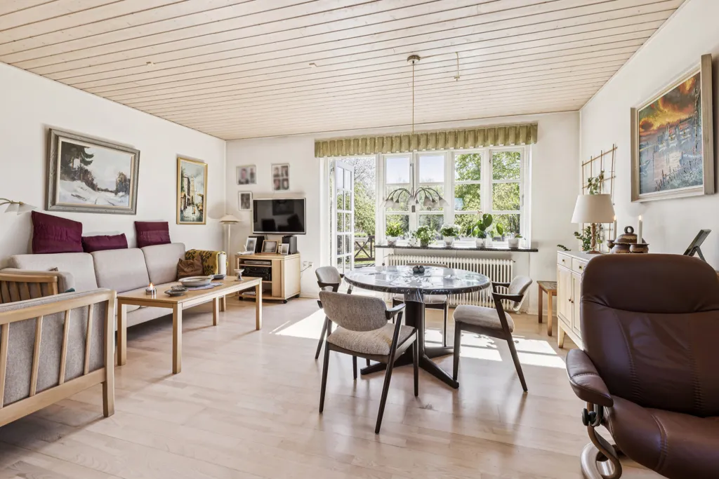 Söögituba - Classical Red Brick Villa with Garden in Slagelse