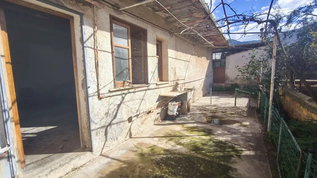 Aed - Rough-Cast House with Buildable Terrace in Carini