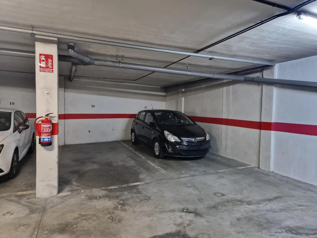Garaaž - Furnished Flat with Balcony in Las Rozas