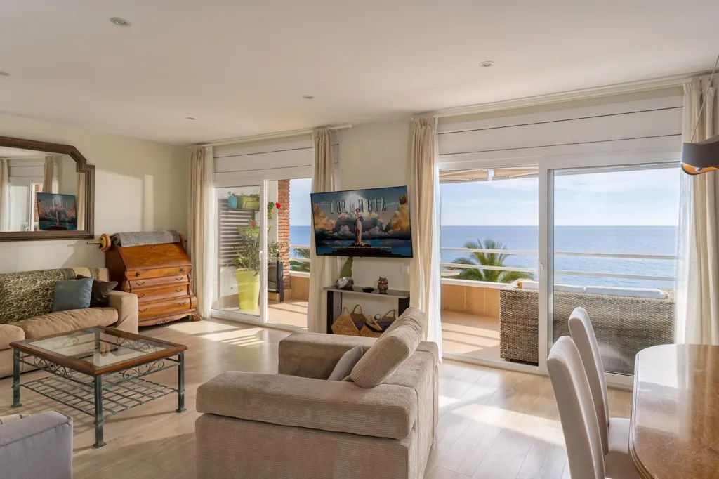Elutuba - Beachfront Luxury Apartment in Lloret de Mar