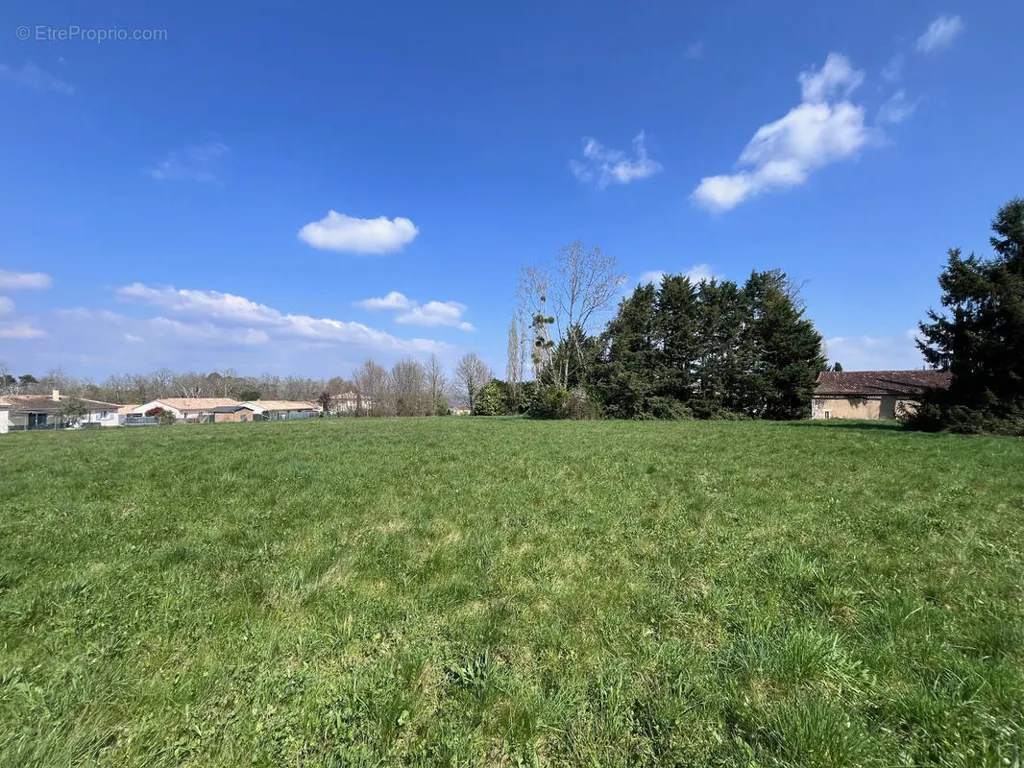 Giardino - Buildable Land with Division Potential in Boulazac